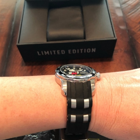 Disney Invicta Limited Edition Mickey Mouse Watch - Picture 9 of 13